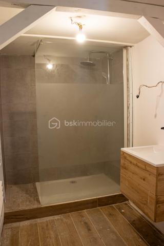 Dans un hameau au calme, à 3 km de Quins, maison en pierre d’environ 100 m² habitables sur un terrain d’environ 483 m².

Le rez-de-chaussée s'organise autour d'une pièce de vie de 35 m², lumineuse, avec murs en pierre et poutres apparentes, chauffée par un poêle à granulés récent. 
La cuisine semi-ouverte, moderne, la prolonge, et la salle d'eau a été rénovée.

À l'étage, quatre chambres de 10 à 13 m², de quoi loger toute la famille ou dégager un bureau et une chambre d'amis selon les besoins.

À l'extérieur : une terrasse couverte de 17 m², un Carport, une cave, et un atelier de 40 m².