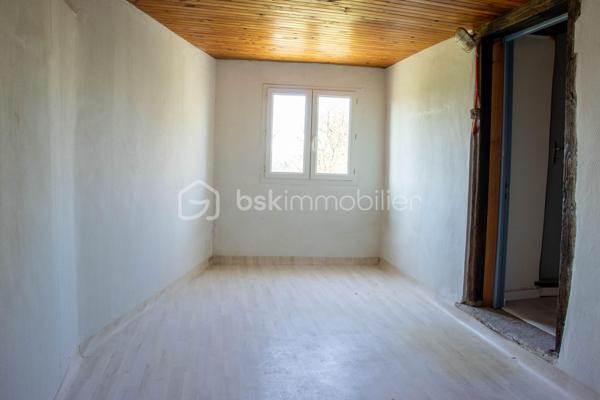 Dans un hameau au calme, à 3 km de Quins, maison en pierre d’environ 100 m² habitables sur un terrain d’environ 483 m².

Le rez-de-chaussée s'organise autour d'une pièce de vie de 35 m², lumineuse, avec murs en pierre et poutres apparentes, chauffée par un poêle à granulés récent. 
La cuisine semi-ouverte, moderne, la prolonge, et la salle d'eau a été rénovée.

À l'étage, quatre chambres de 10 à 13 m², de quoi loger toute la famille ou dégager un bureau et une chambre d'amis selon les besoins.

À l'extérieur : une terrasse couverte de 17 m², un Carport, une cave, et un atelier de 40 m².