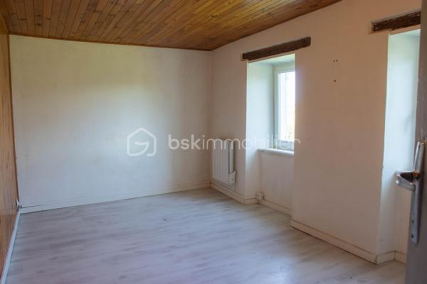 Dans un hameau au calme, à 3 km de Quins, maison en pierre d’environ 100 m² habitables sur un terrain d’environ 483 m².

Le rez-de-chaussée s'organise autour d'une pièce de vie de 35 m², lumineuse, avec murs en pierre et poutres apparentes, chauffée par un poêle à granulés récent. 
La cuisine semi-ouverte, moderne, la prolonge, et la salle d'eau a été rénovée.

À l'étage, quatre chambres de 10 à 13 m², de quoi loger toute la famille ou dégager un bureau et une chambre d'amis selon les besoins.

À l'extérieur : une terrasse couverte de 17 m², un Carport, une cave, et un atelier de 40 m².