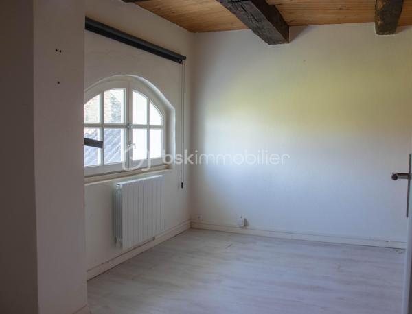 Dans un hameau au calme, à 3 km de Quins, maison en pierre d’environ 100 m² habitables sur un terrain d’environ 483 m².

Le rez-de-chaussée s'organise autour d'une pièce de vie de 35 m², lumineuse, avec murs en pierre et poutres apparentes, chauffée par un poêle à granulés récent. 
La cuisine semi-ouverte, moderne, la prolonge, et la salle d'eau a été rénovée.

À l'étage, quatre chambres de 10 à 13 m², de quoi loger toute la famille ou dégager un bureau et une chambre d'amis selon les besoins.

À l'extérieur : une terrasse couverte de 17 m², un Carport, une cave, et un atelier de 40 m².