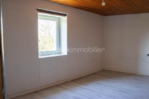 Dans un hameau au calme, à 3 km de Quins, maison en pierre d’environ 100 m² habitables sur un terrain d’environ 483 m².

Le rez-de-chaussée s'organise autour d'une pièce de vie de 35 m², lumineuse, avec murs en pierre et poutres apparentes, chauffée par un poêle à granulés récent. 
La cuisine semi-ouverte, moderne, la prolonge, et la salle d'eau a été rénovée.

À l'étage, quatre chambres de 10 à 13 m², de quoi loger toute la famille ou dégager un bureau et une chambre d'amis selon les besoins.

À l'extérieur : une terrasse couverte de 17 m², un Carport, une cave, et un atelier de 40 m².