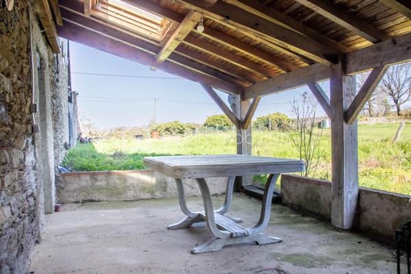 Dans un hameau au calme, à 3 km de Quins, maison en pierre d’environ 100 m² habitables sur un terrain d’environ 483 m².

Le rez-de-chaussée s'organise autour d'une pièce de vie de 35 m², lumineuse, avec murs en pierre et poutres apparentes, chauffée par un poêle à granulés récent. 
La cuisine semi-ouverte, moderne, la prolonge, et la salle d'eau a été rénovée.

À l'étage, quatre chambres de 10 à 13 m², de quoi loger toute la famille ou dégager un bureau et une chambre d'amis selon les besoins.

À l'extérieur : une terrasse couverte de 17 m², un Carport, une cave, et un atelier de 40 m².