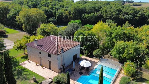 La vieille ferme avec ses granges, 3 ânes et 35 hectares de terrain.