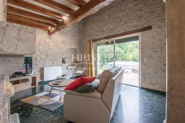La vieille ferme avec ses granges, 3 ânes et 35 hectares de terrain.