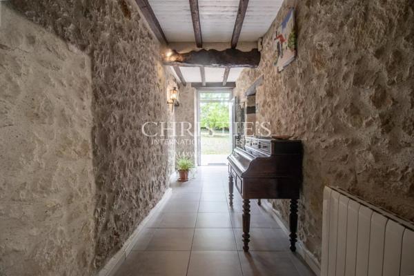 La vieille ferme avec ses granges, 3 ânes et 35 hectares de terrain.