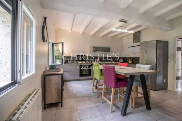 La vieille ferme avec ses granges, 3 ânes et 35 hectares de terrain.