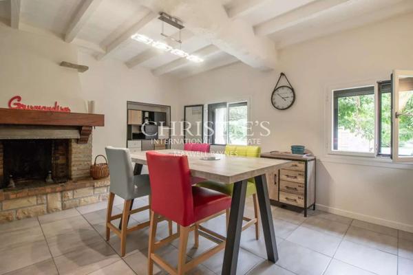 La vieille ferme avec ses granges, 3 ânes et 35 hectares de terrain.