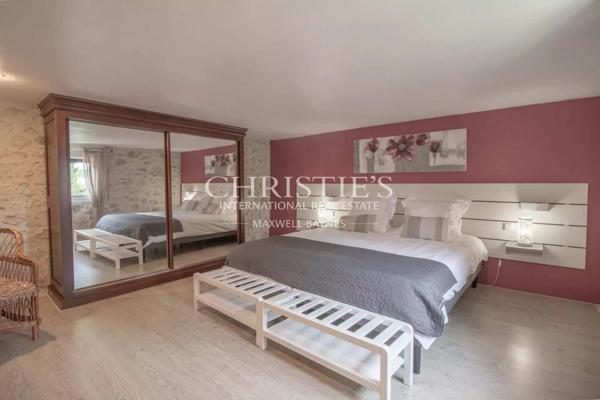 La vieille ferme avec ses granges, 3 ânes et 35 hectares de terrain.