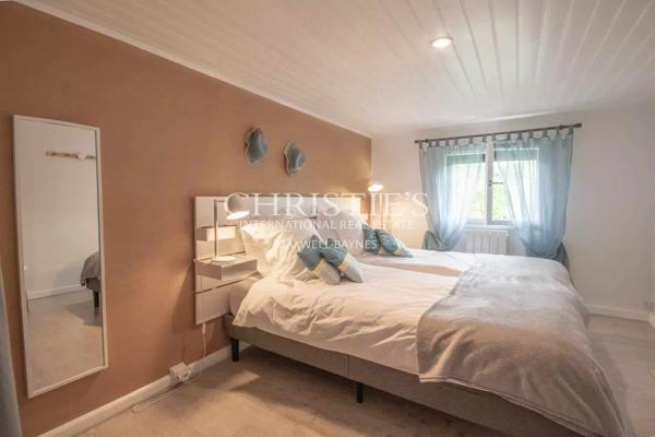 La vieille ferme avec ses granges, 3 ânes et 35 hectares de terrain.