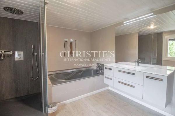 La vieille ferme avec ses granges, 3 ânes et 35 hectares de terrain.