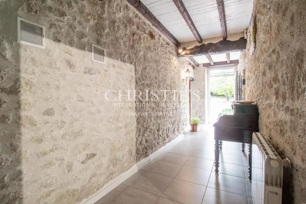 La vieille ferme avec ses granges, 3 ânes et 35 hectares de terrain.