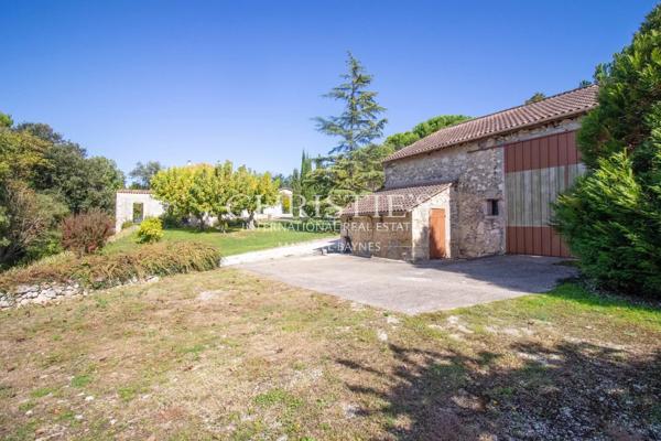 La vieille ferme avec ses granges, 3 ânes et 35 hectares de terrain.