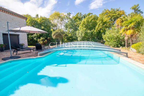La vieille ferme avec ses granges, 3 ânes et 35 hectares de terrain.