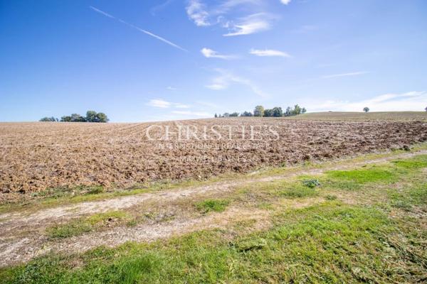 La vieille ferme avec ses granges, 3 ânes et 35 hectares de terrain.