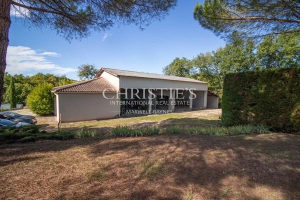La vieille ferme avec ses granges, 3 ânes et 35 hectares de terrain.