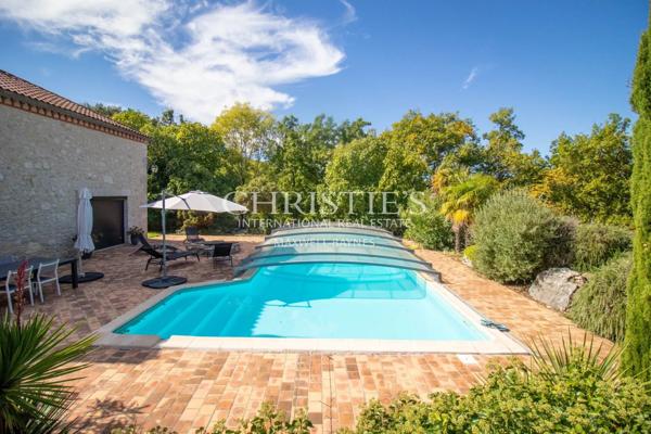 La vieille ferme avec ses granges, 3 ânes et 35 hectares de terrain.