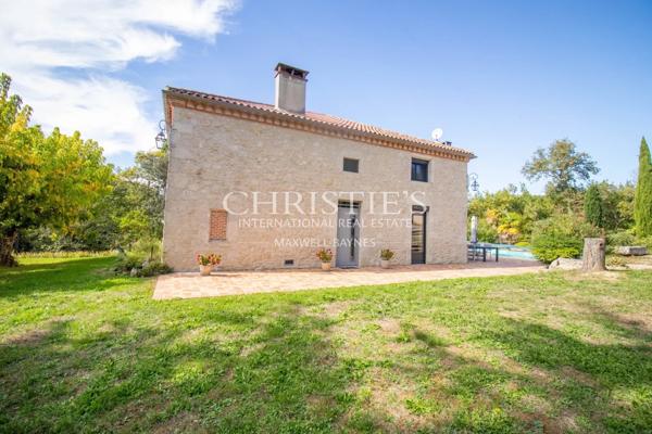 La vieille ferme avec ses granges, 3 ânes et 35 hectares de terrain.