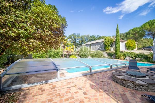 La vieille ferme avec ses granges, 3 ânes et 35 hectares de terrain.