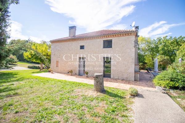 La vieille ferme avec ses granges, 3 ânes et 35 hectares de terrain.