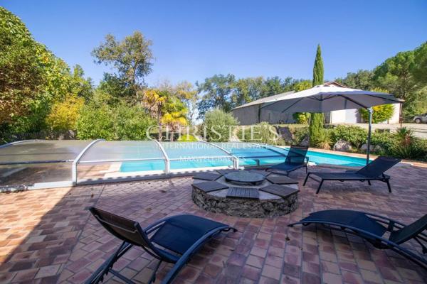 La vieille ferme avec ses granges, 3 ânes et 35 hectares de terrain.