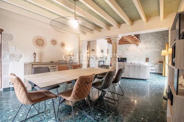 La vieille ferme avec ses granges, 3 ânes et 35 hectares de terrain.