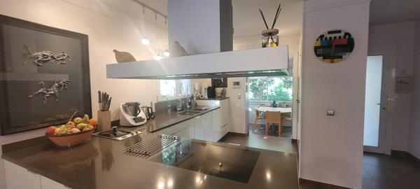 Spacieuse maison  familiale de 240 m² avec dépendances, jardin, piscine chauffée, SPA et panneaux solaires.