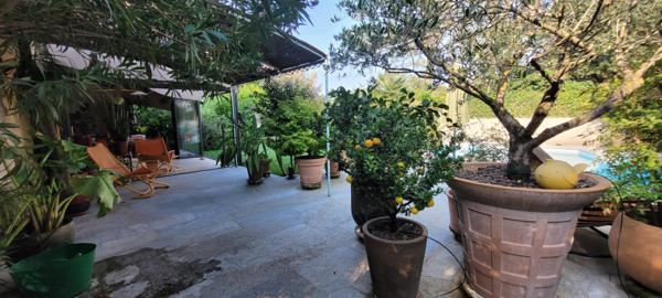 Spacieuse maison  familiale de 240 m² avec dépendances, jardin, piscine chauffée, SPA et panneaux solaires.