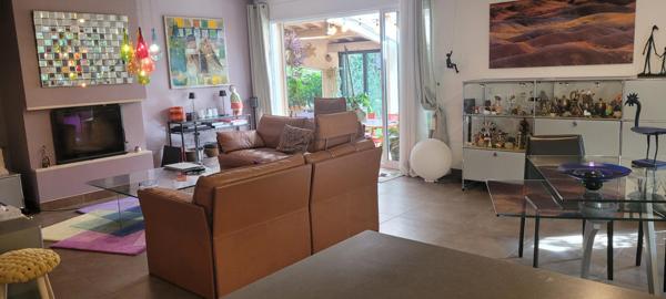 Spacieuse maison  familiale de 240 m² avec dépendances, jardin, piscine chauffée, SPA et panneaux solaires.