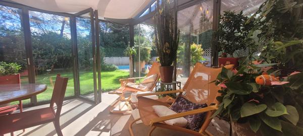 Spacieuse maison  familiale de 240 m² avec dépendances, jardin, piscine chauffée, SPA et panneaux solaires.