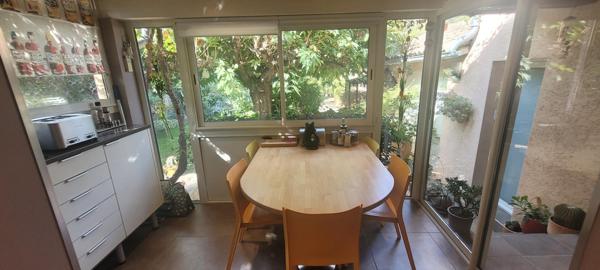 Spacieuse maison  familiale de 240 m² avec dépendances, jardin, piscine chauffée, SPA et panneaux solaires.