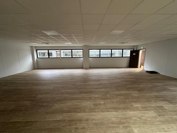 bureaux à louer RILLIEUX LA PAPE (69) plateau de bureaux de 249m2 au 1er étage avec parking inclu