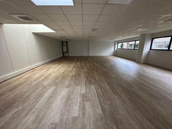 bureaux à louer RILLIEUX LA PAPE (69) plateau de bureaux de 249m2 au 1er étage avec parking inclu