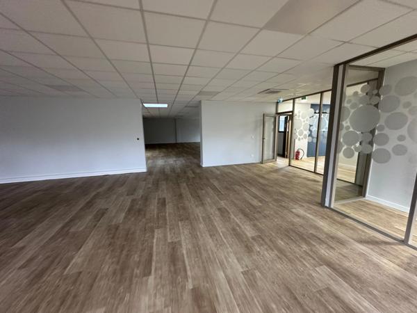 bureaux à louer RILLIEUX LA PAPE (69) plateau de bureaux de 249m2 au 1er étage avec parking inclu