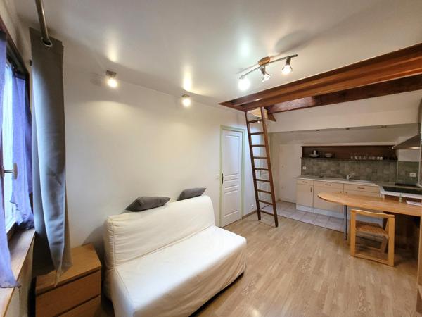 Maison de Ville, plein centre à 1,3km de la gare.