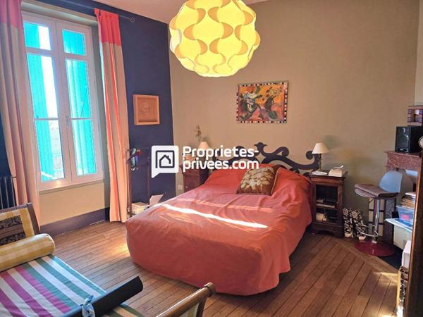 Maison de ville T8 d'env. 236 m2 avec 6 ch, piscine et garage sur PERIGUEUX (24000)