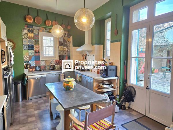 Maison de ville T8 d'env. 236 m2 avec 6 ch, piscine et garage sur PERIGUEUX (24000)