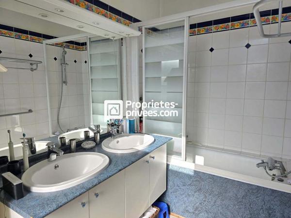 Maison de ville T8 d'env. 236 m2 avec 6 ch, piscine et garage sur PERIGUEUX (24000)