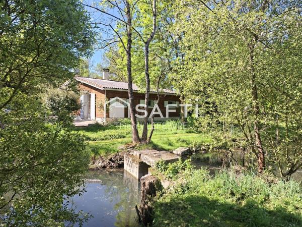 Superbe maison au bord d'une rivière avec d'un étang.