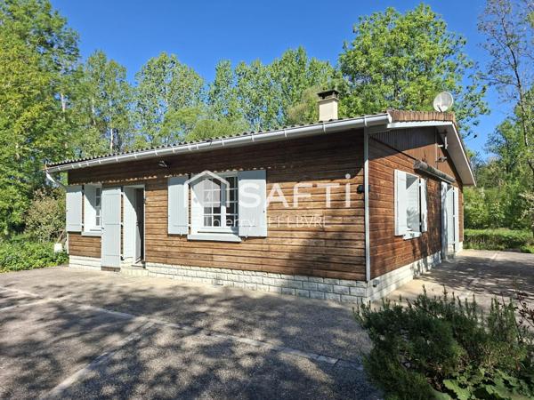 Superbe maison au bord d'une rivière avec d'un étang.