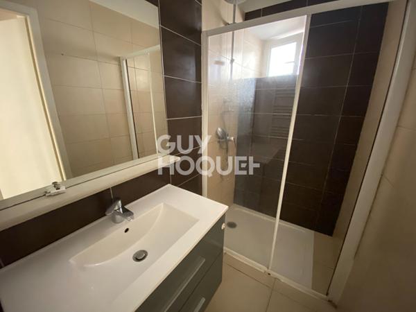 Proche Commerces et arrêt de bus.