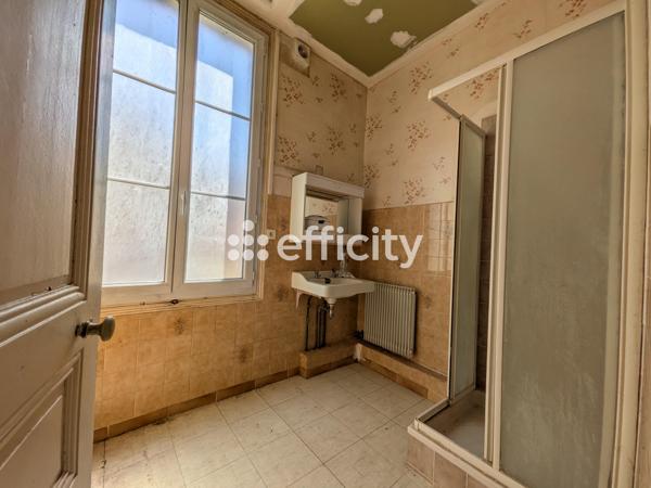 Immeuble
        
        - 180 m² 118 000 € *