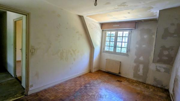 Maison familiale de 5 chambres à rénover – Sous-sol complet – Terrain de 8 291 m² – À 1,6 km de la Petite Mer de Gâvres