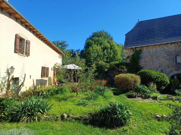 Située dans un petit hameau à moins de 3km de Lanuejouls, 20mn de Villefranche de Rouergue et 40 des portes de Rodez.