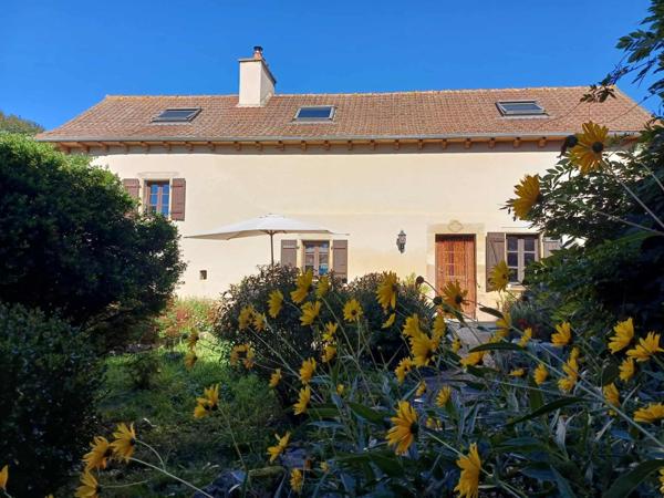 Située dans un petit hameau à moins de 3km de Lanuejouls, 20mn de Villefranche de Rouergue et 40 des portes de Rodez.