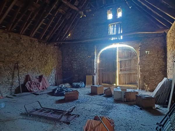 Située dans un petit hameau à moins de 3km de Lanuejouls, 20mn de Villefranche de Rouergue et 40 des portes de Rodez.