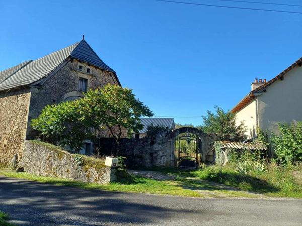 Située dans un petit hameau à moins de 3km de Lanuejouls, 20mn de Villefranche de Rouergue et 40 des portes de Rodez.