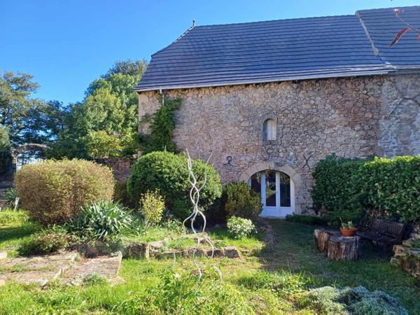 Située dans un petit hameau à moins de 3km de Lanuejouls, 20mn de Villefranche de Rouergue et 40 des portes de Rodez.