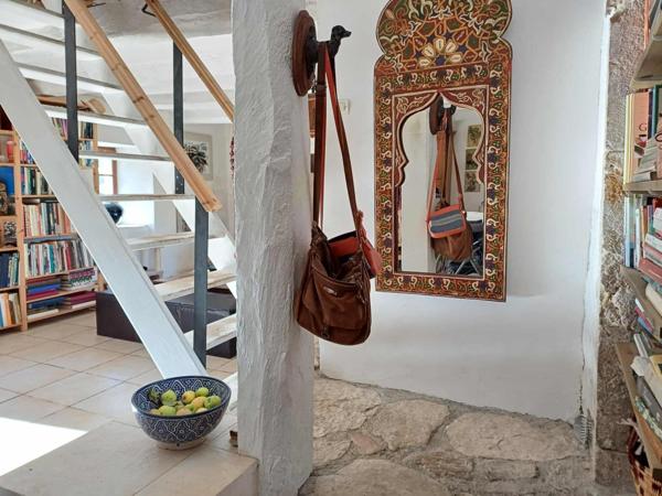 Située dans un petit hameau à moins de 3km de Lanuejouls, 20mn de Villefranche de Rouergue et 40 des portes de Rodez.