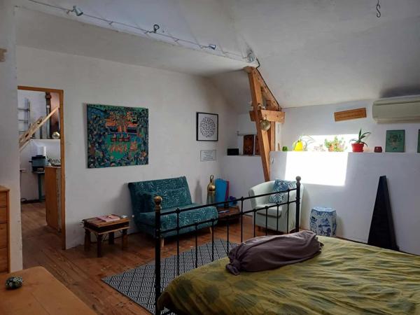 Située dans un petit hameau à moins de 3km de Lanuejouls, 20mn de Villefranche de Rouergue et 40 des portes de Rodez.