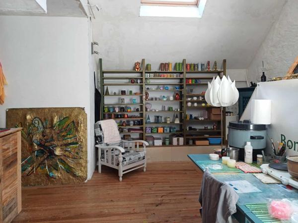 Située dans un petit hameau à moins de 3km de Lanuejouls, 20mn de Villefranche de Rouergue et 40 des portes de Rodez.